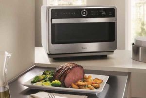 Fsa ed Eufic consigliano: ecco i 5 alimenti da non cuocere nel forno a microonde