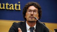 Referendum costituzionale, Toninelli (M5S): "Ci sarà una corruzione della Costituzione"