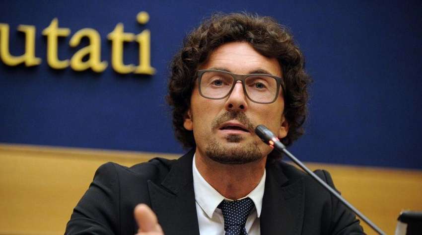 Referendum costituzionale, Toninelli (M5S): "Ci sarà una corruzione della Costituzione"