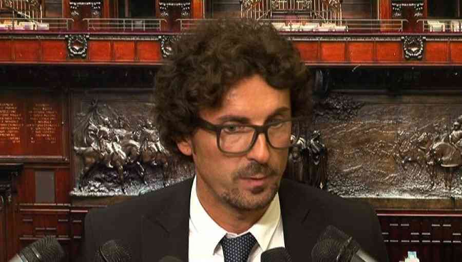 Toninelli (M5S): "Salvini? Non c'entra niente con noi, inizi a fare pulizia nella Lega"