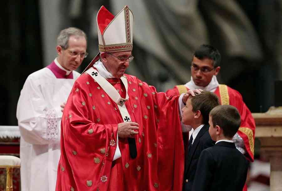 Papa Francesco, messa Pentecoste: "Viviamo in una condizione di orfani e solitudine"