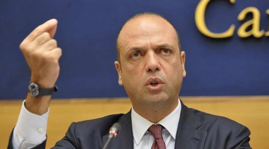 Terrorismo in Italia, Alfano: "Espulso un bengalese, aveva pubblicato testi su Isis"