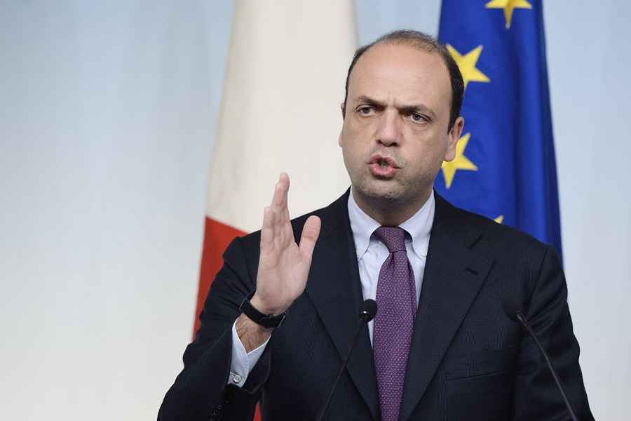 Migranti, Alfano risponde al vescovo Galantino: "Non possiamo accoglierli tutti"