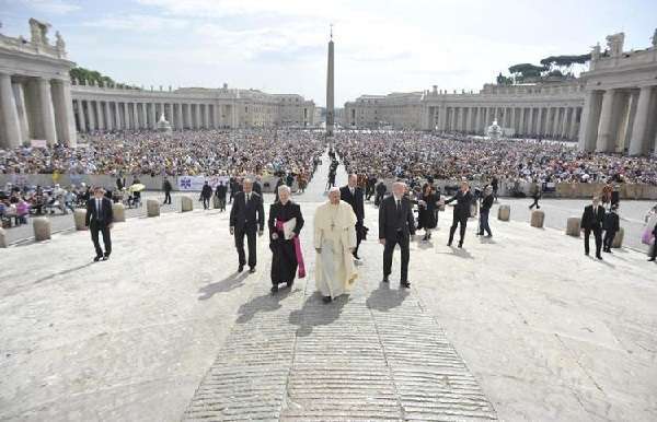 Papa Francesco sul tema migranti bacchetta l'Ue: "Cacciare via i profughi è un'aggressione"