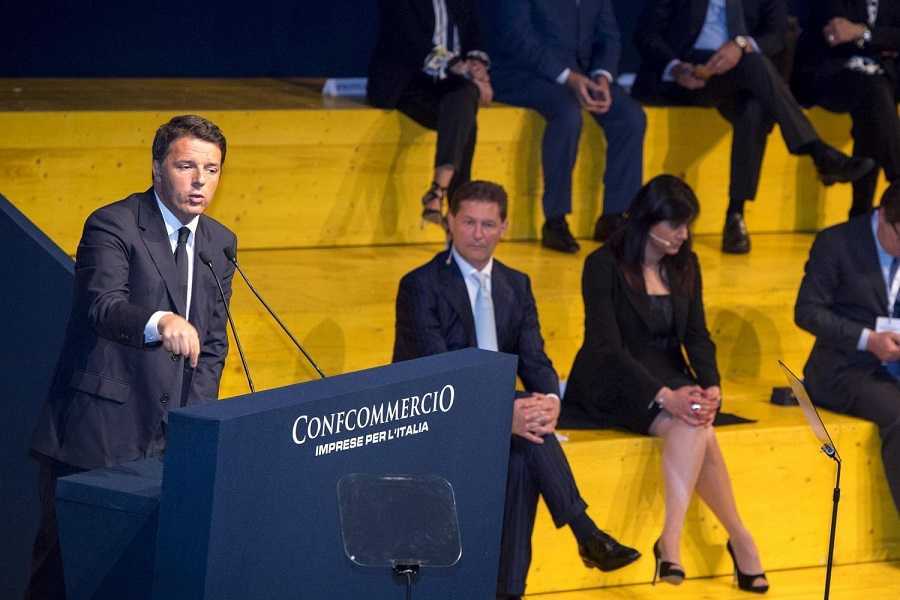 Renzi fischiato sugli 80 euro all'assemblea di Confcommercio. M5S: "Censurato dal Tg1"