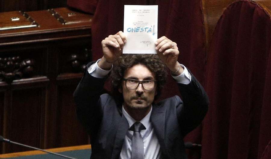 Italicum, Toninelli del M5S: "Peggio della legge truffa del '53, è fatta per fregare i cittadini"