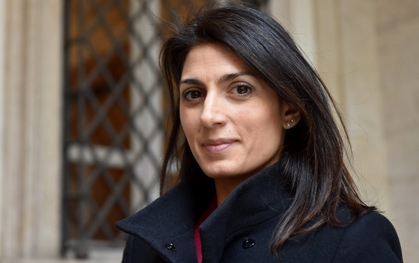 Roma, la sosia di Virginia Raggi: "Non vivo più, tutti mi scambiano per il sindaco"