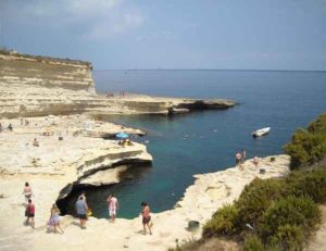 Malta, giovane turista italiano cade da scogliera nella baia di Mistra: ferito gravemente