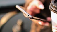 Cassazione: sottrarre il cellulare al partner per leggere gli sms è reato di rapina