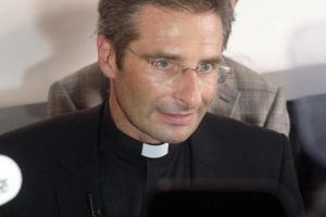Ex monsignor Charamsa: "Messaggio evangelico del Papa disturba, molti lo vogliono fuori"