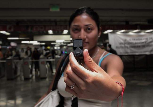 Città del Messico, fischietto in metropolitana per combattere le molestie sessuali