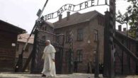 Papa Francesco visita Auschwitz, da solo in silenzio sotto la scritta «Arbeit macht frei»