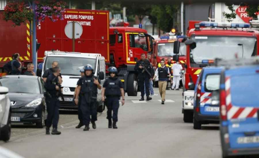 Francia, nuovo attacco terroristico: assalitori uccisi dopo l'assedio, sgozzato un prete