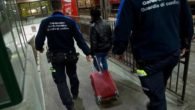 Migranti, tenta di entrare in Svizzera nascosto in una valigia: scoperto ed espulso
