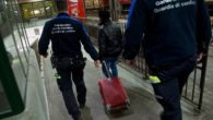 Migranti, tenta di entrare in Svizzera nascosto in una valigia: scoperto ed espulso