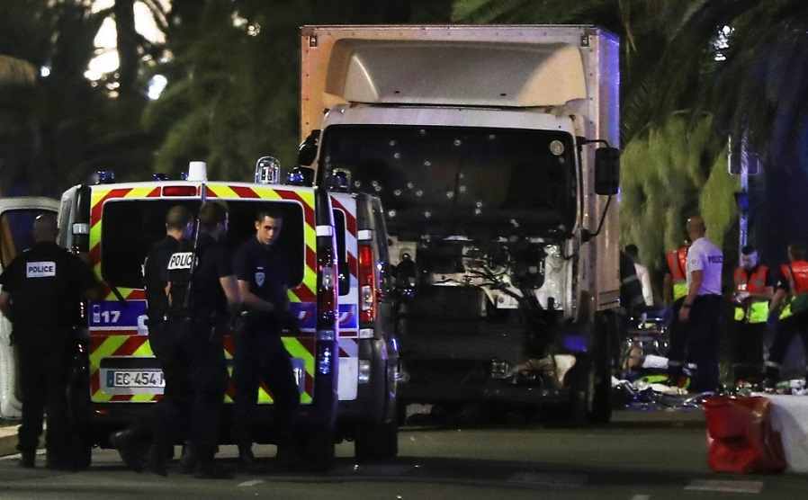 Attacco terroristico a Nizza, camion e spari sulla folla: almeno 73 morti, 150 feriti