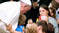 Papa Francesco e la Preghiera per la pace: "Dio tocchi i cuori dei terroristi"