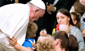 Papa Francesco e la Preghiera per la pace: "Dio tocchi i cuori dei terroristi"