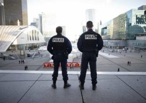Francia, Manuel Valls: "Falle nella sicurezza, errore rimettere in libertà attentatore di Rouen"