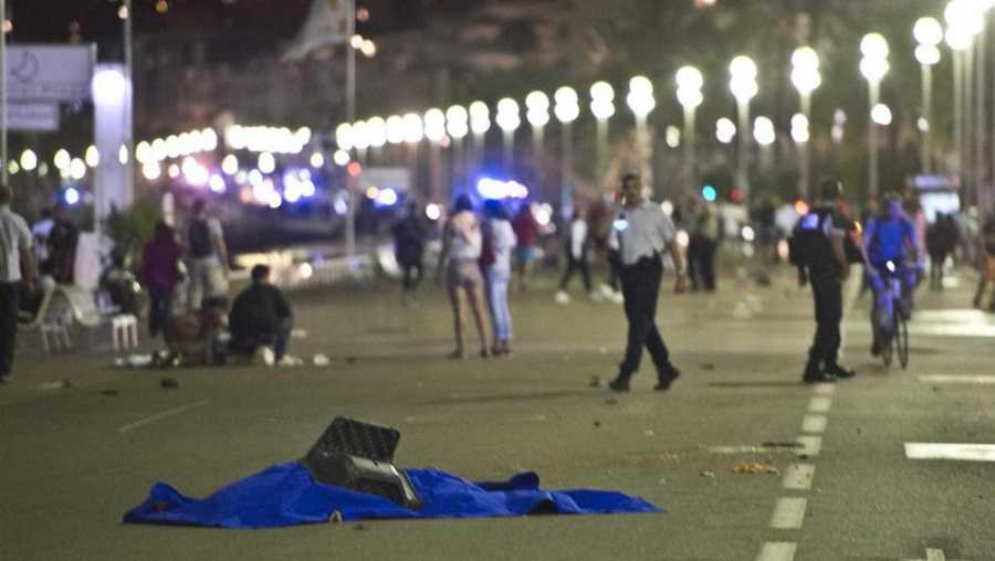 Strage di Nizza, presidente Francia Hollande: "Ancora 15 persone tra la vita e la morte"
