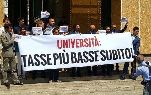 Tasse universitarie, M5S: "Raccolte 10mila firme degli studenti per abbassarle"