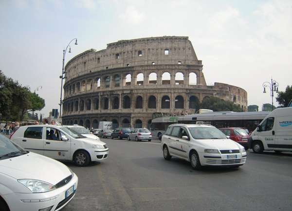 Roma, il "tassista gentile" che scuote le coscienze: aiuta nordafricana in difficoltà