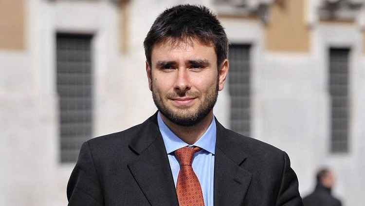 Di Battista dal ‎#CostituzioneCoastToCoast: "Renzi ha leccato i piedi alla finanza internazionale"