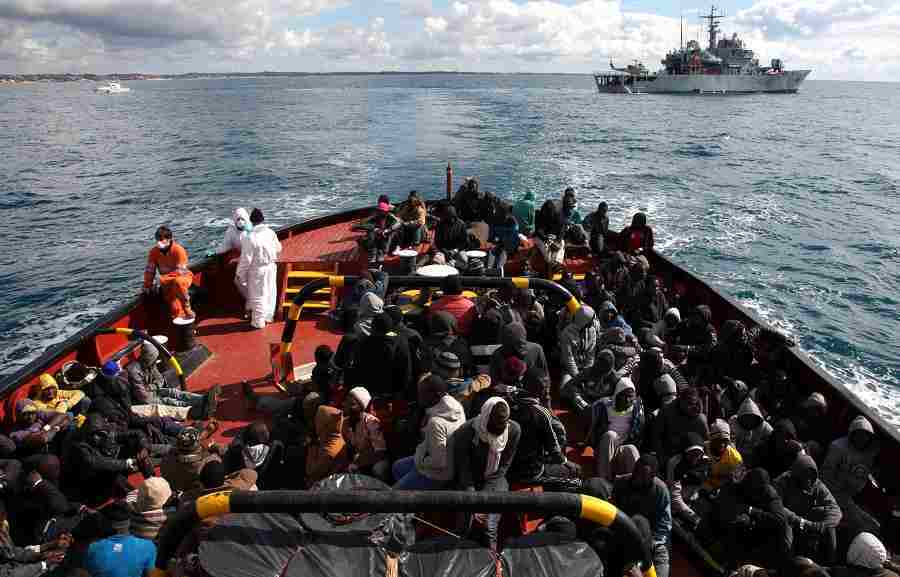 Terroristi sui barconi, Copasir: "Cambia scenario, più probabile arrivo Isis con migranti"