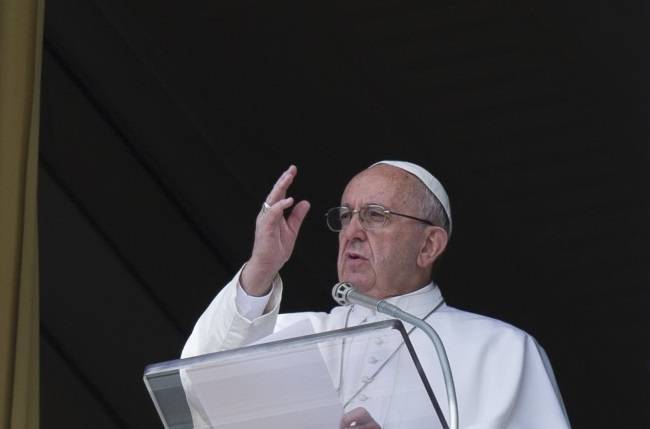 Papa Francesco, Angelus: "Pace e giustizia per le donne violentate e schiave"