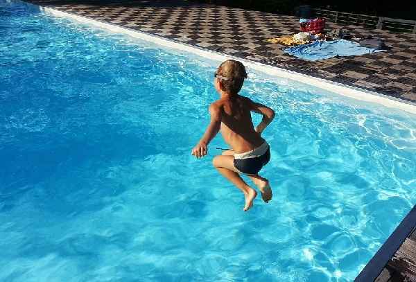 Vademecum per la piscina: come proteggersi dai germi