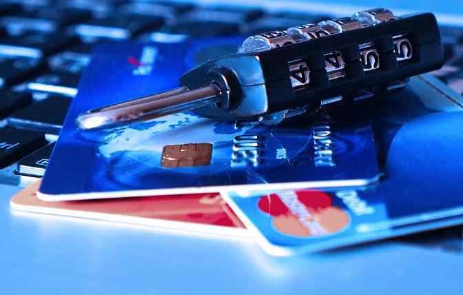 In vacanza in tutta sicurezza: le regole da seguire per pagare con carte di credito o contanti