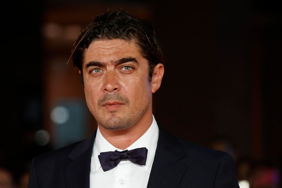 Riccardo Scamarcio paparazzato insieme a Benedetta Porcaroli