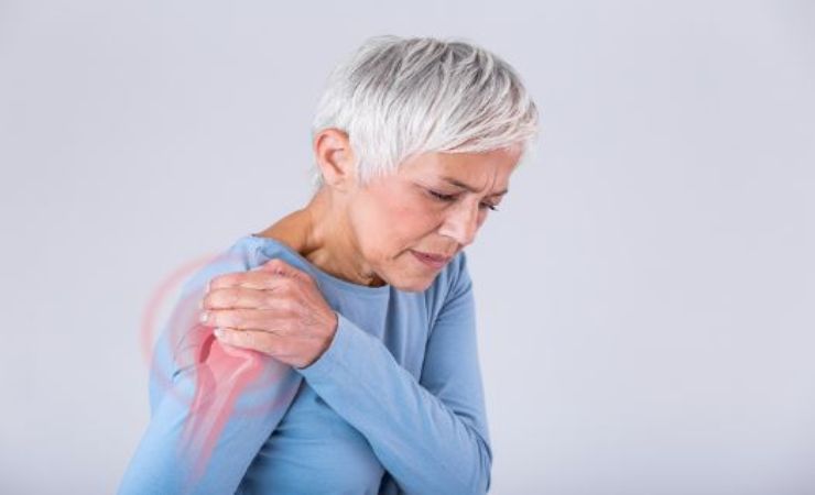 Come riconoscere e combattere la sindrome della spalla congelata