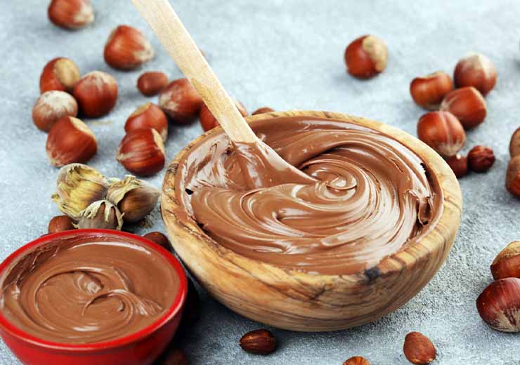 Crema spalmabile alla nocciola per frappe di carnevale